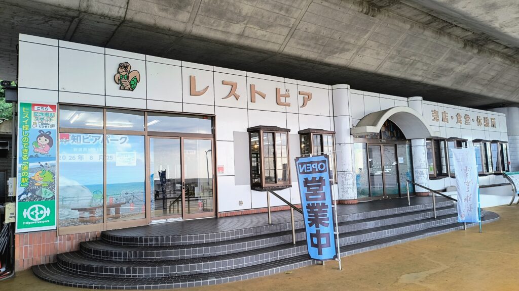 食堂と売店。売店はパンやカップ麺、飲み物などが販売していました。