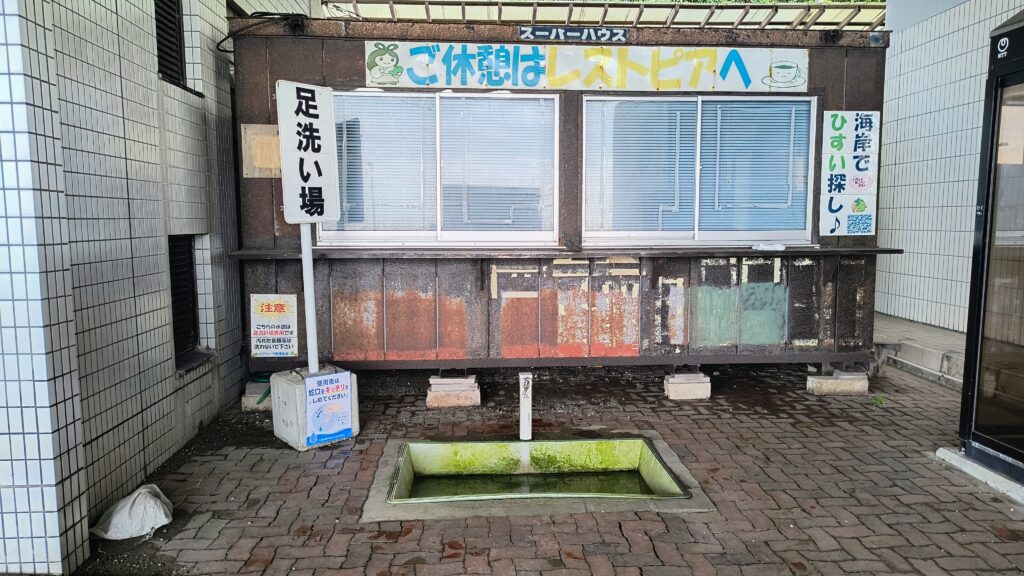浜辺に降りて足が汚れたら足洗い場で足を洗うことができます。