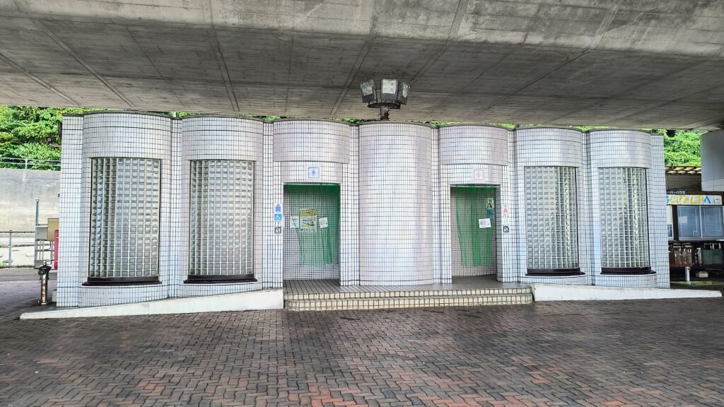 真ん中にあるトイレ外観。