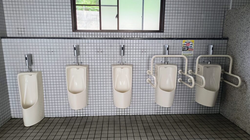 男子トイレ小便器。