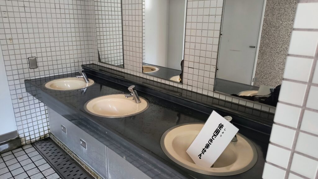 男子トイレ洗面台。石けんなしで、こちらも1台は故障中です。