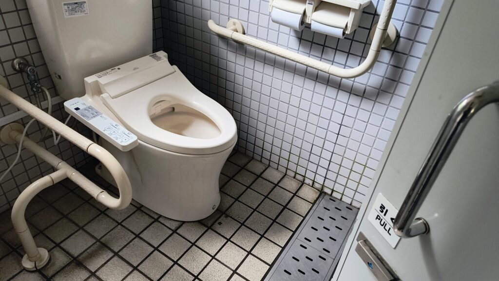 真ん中のトイレにはウォシュレットあり。ドアは「引く」と書いてますが、押したら開きます。