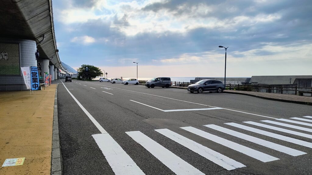 道の駅駐車場の様子。上に北陸自動車道も走っています。