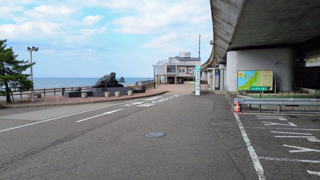 駐車場別角度。駐車場は道路沿いに横長です。