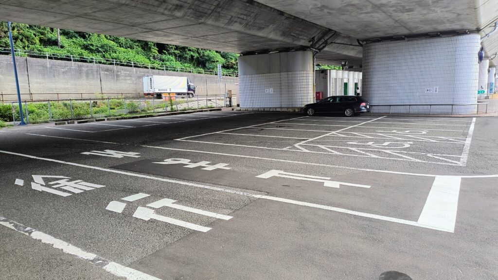 高速道路の下にも駐車スペースがあります。