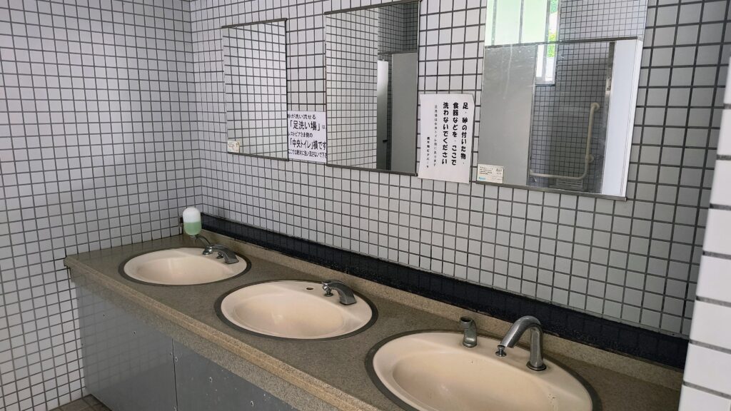 男子トイレ洗面台。こちらは石けんあり。