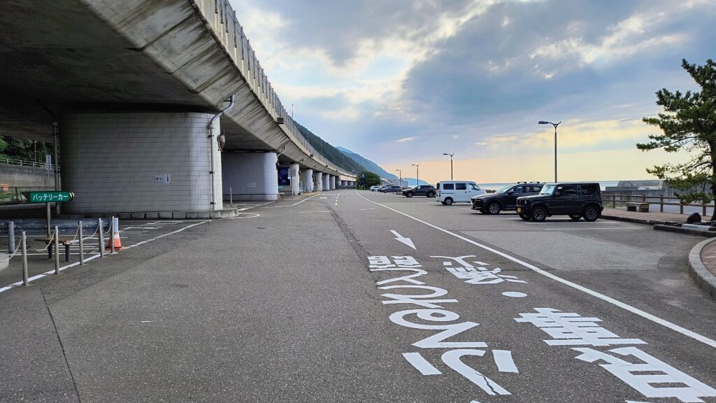駐車場別角度。駐車場からすぐに海に降りられるのが特徴です。