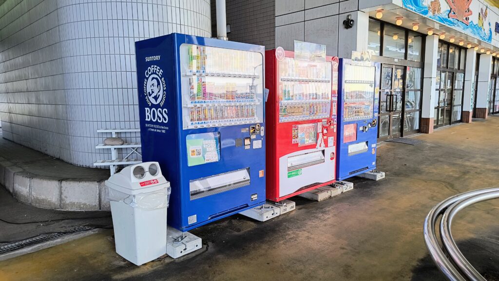 缶・ビン、ペットボトル用のゴミ箱は自動販売機の横など屋外に設置してあります。