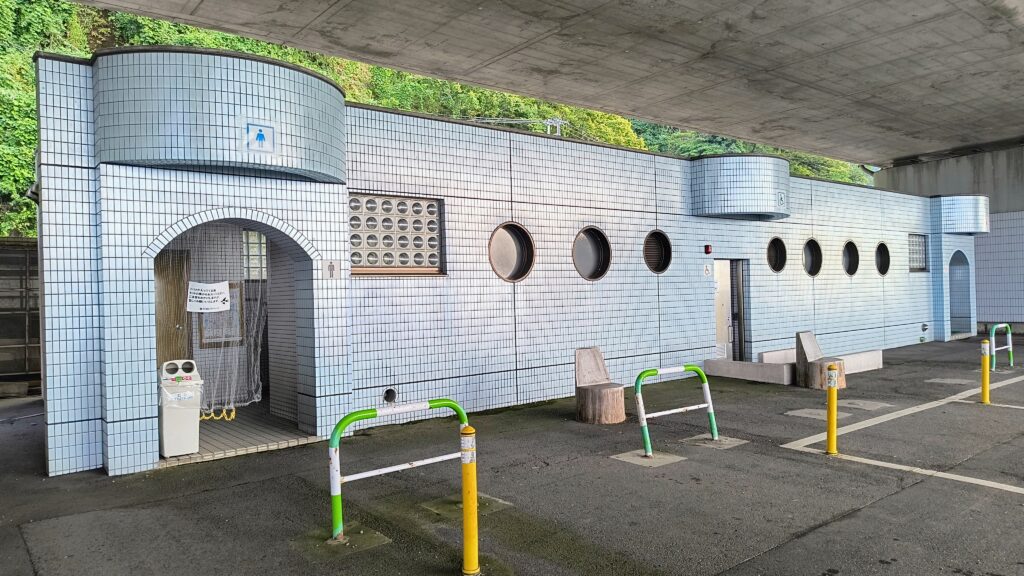 出入り口に一番近いトイレ。男子トイレは和式のみ。
