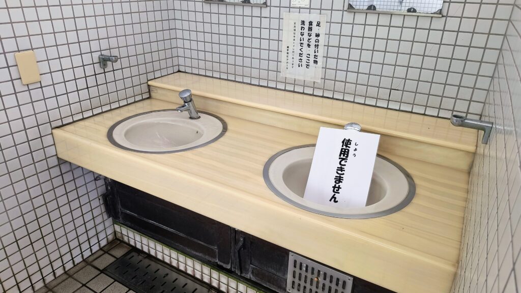 1番手前のトイレ洗面台。石けんなしで1台は故障中でした。