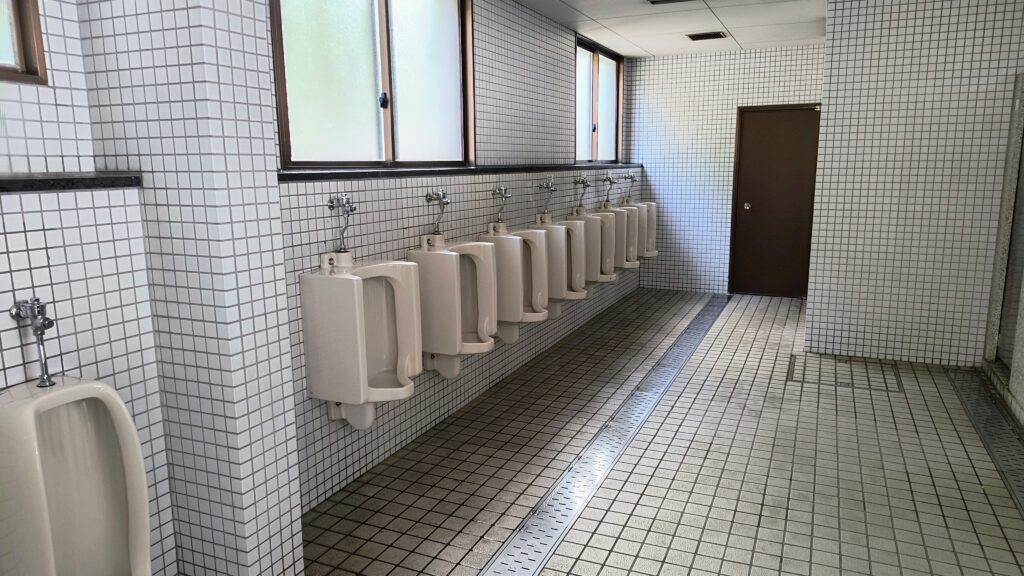 男子トイレ小便器。特別汚いわけではないですが、設備の古さや道路下にあって薄暗い感じが個人的には苦手です。