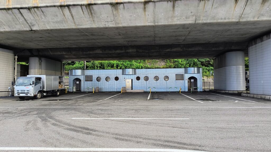 高速道路の駐車スペースの奥にトイレがあります。