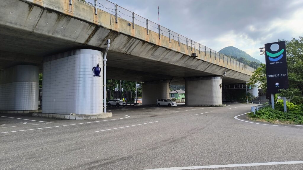 道の駅入り口付近の駐車スペース。大型車はこの辺りに停まっていることが多い印象。