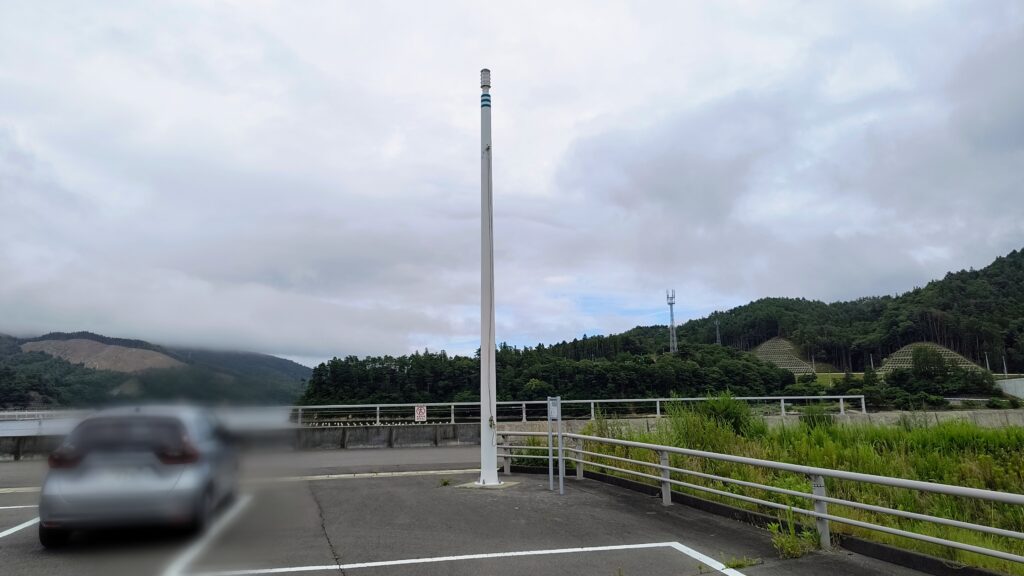「おがつの16」— 東日本大震災で雄勝湾を襲った津波の高さ約16mを確認できる柱。