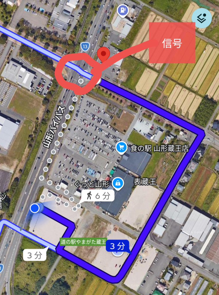 Googleマップ衛星写真。右折の場合は濃い青の実線のようなルートになります。