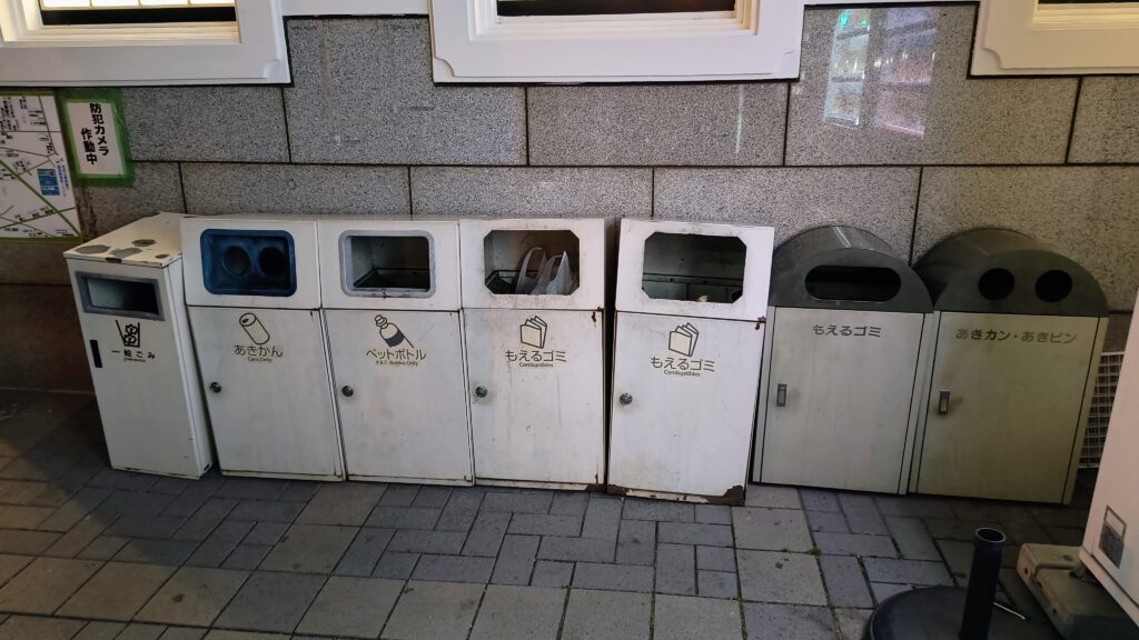 飲料容器用のゴミ箱だけでなく、燃えるゴミ用のゴミ箱もありました。