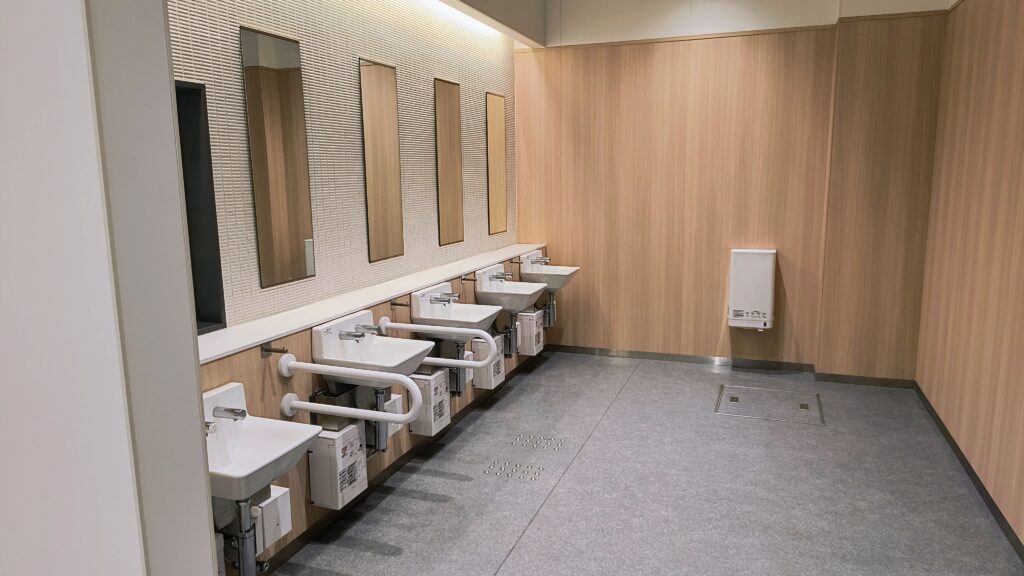 男子トイレ洗面台。訪問時(4月)はお湯が出ました。