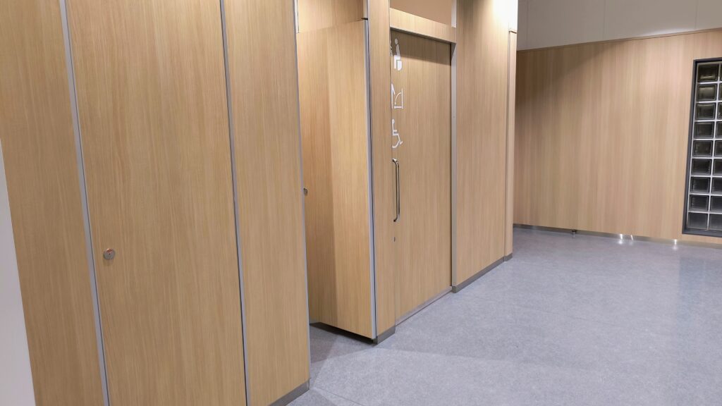 男子トイレ個室