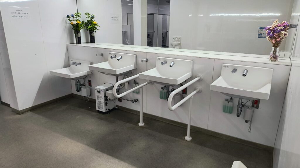 男子トイレ洗面台