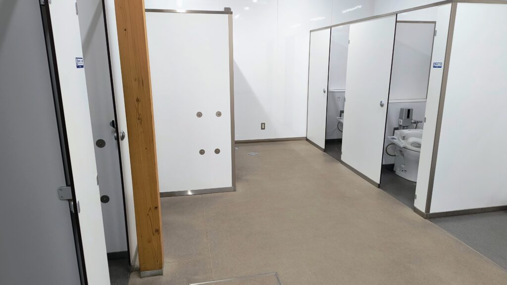 男子トイレ個室