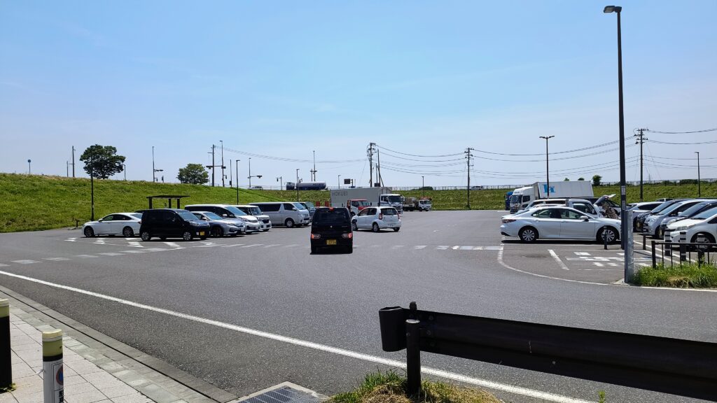 昼間の駐車場の様子。奥に大型車エリアがあります。