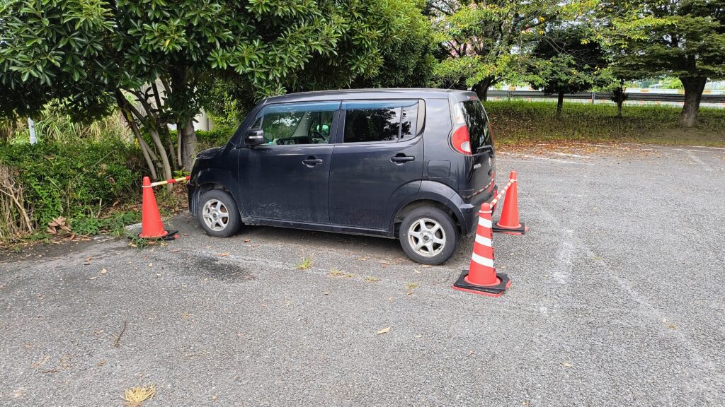 訪問時には放置車両っぽい車が第2駐車場に2台ほど停まっていました(どちらもコーンで囲まれていました)。