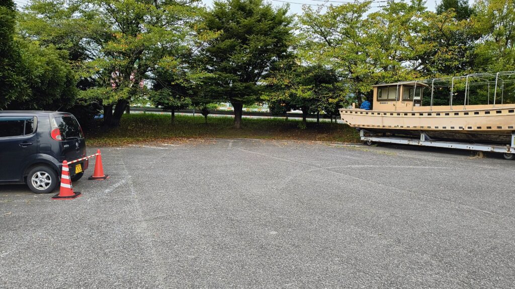 第2駐車場の奥にある放置車両と船。