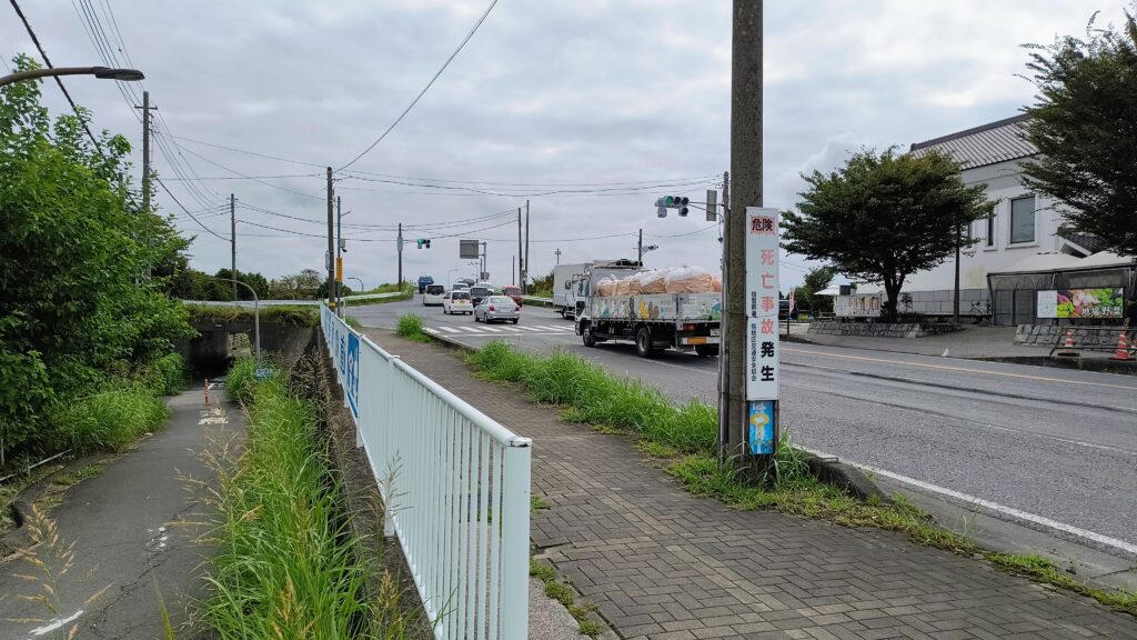 第2駐車場から歩行者用通路を通って道の駅の反対側に出たところ。目の前の信号を渡って道の駅に行きます。