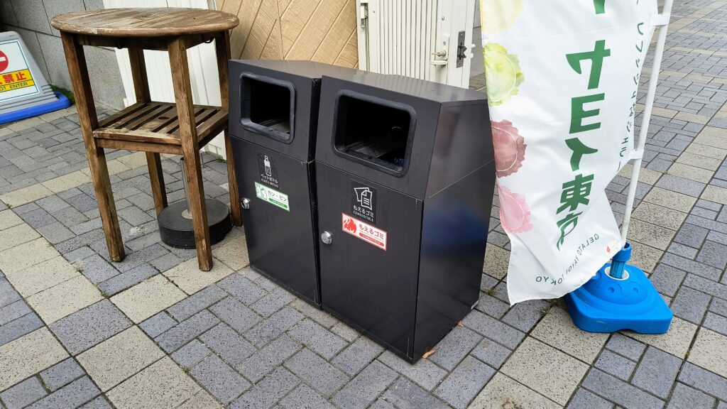 営業時間内のみ利用可能な飲食スペース(ピザーラなどがあるエリア)にあるゴミ箱。
