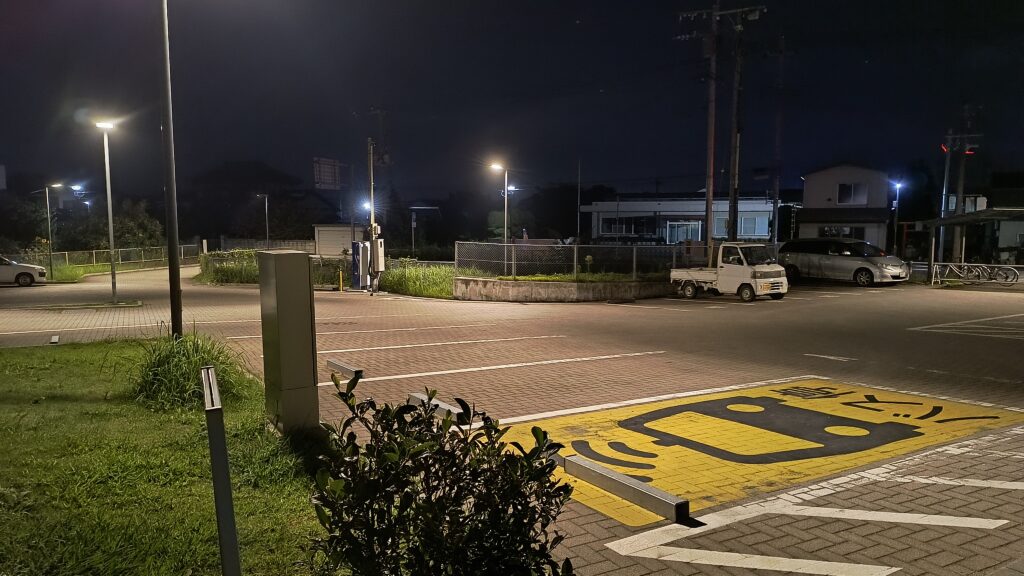 夜間のレストラン側駐車場。閉鎖はされていないので停めることはできそうです。
