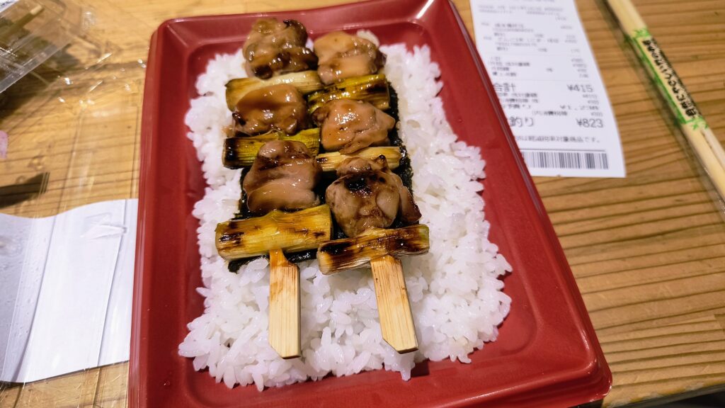 焼き鳥弁当は、白ご飯の上に海苔が敷いてあり、その上に焼き鳥2本が乗ってます。店内の電子レンジで温めて食べましたが、おいしかったです。