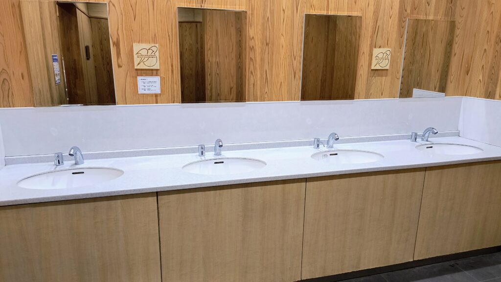 男子トイレ洗面台