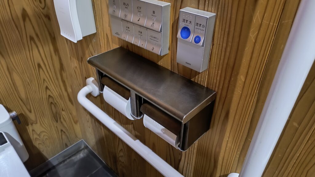 ステンレス製のトイレットペーパーホルダー