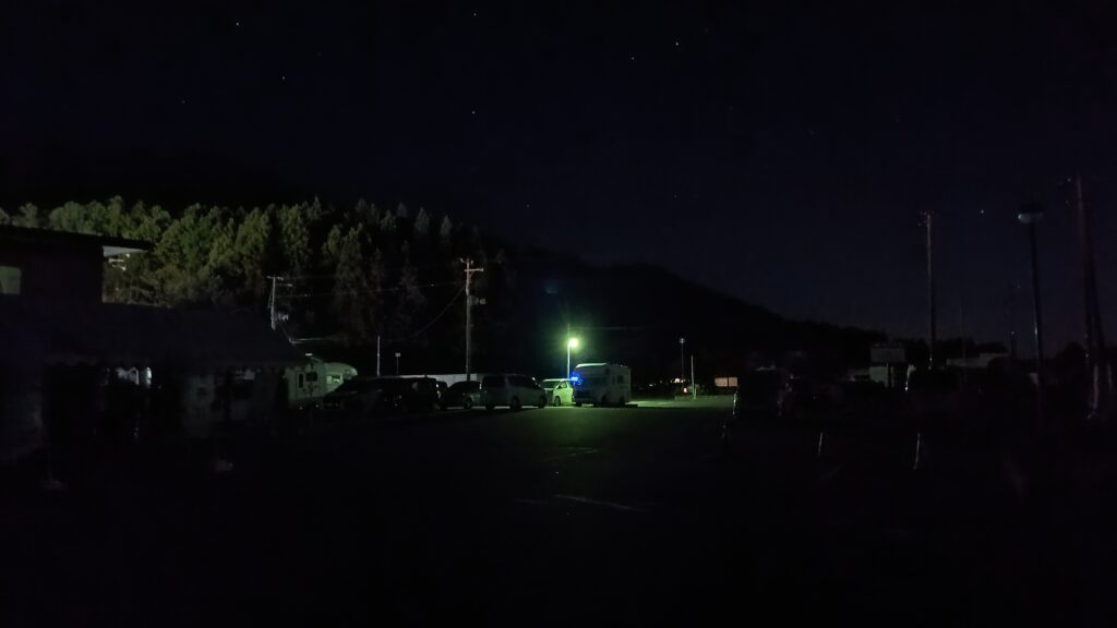 第1駐車場。22時以降は消灯されて真っ暗に。