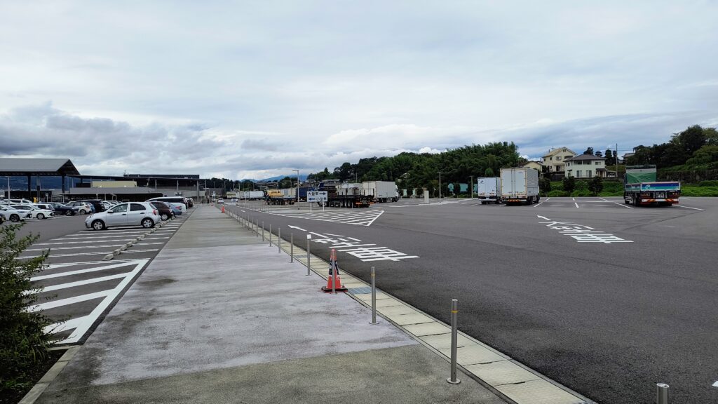 第1駐車場の様子。右手が大型車エリア、左手が普通車エリアです。