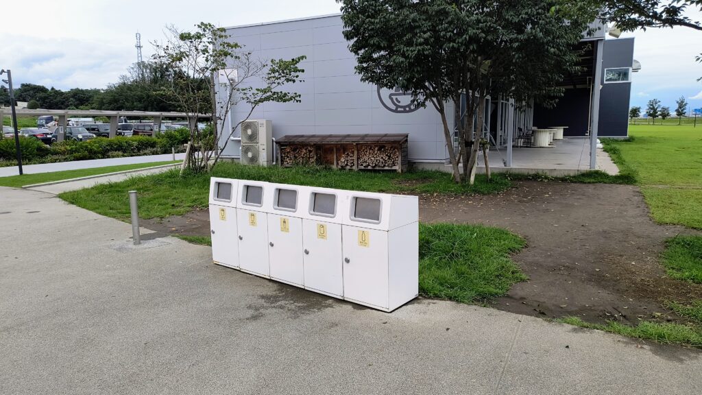 第1駐車場側にあるゴミ箱。ドッグラン付近にあり、こちらも24時間利用可能。