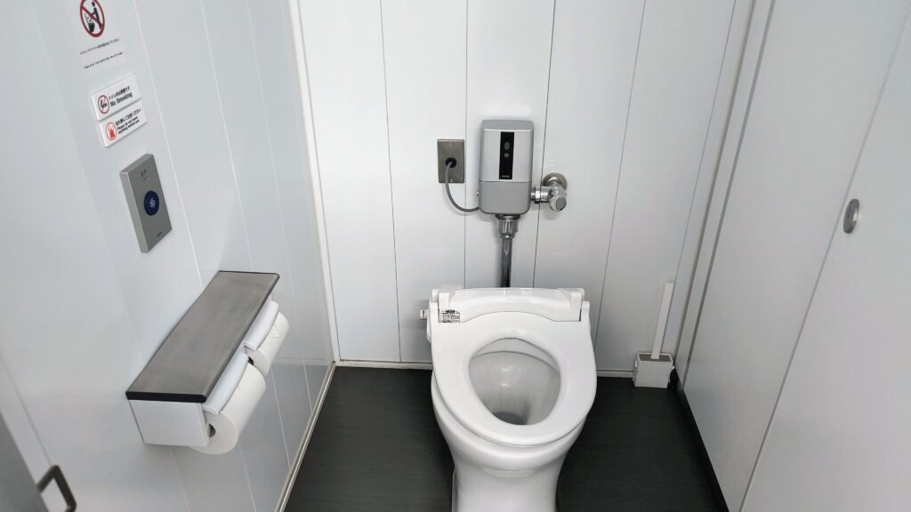 バーベキュー広場の男子トイレ個室。ウォシュレットはなかったです。